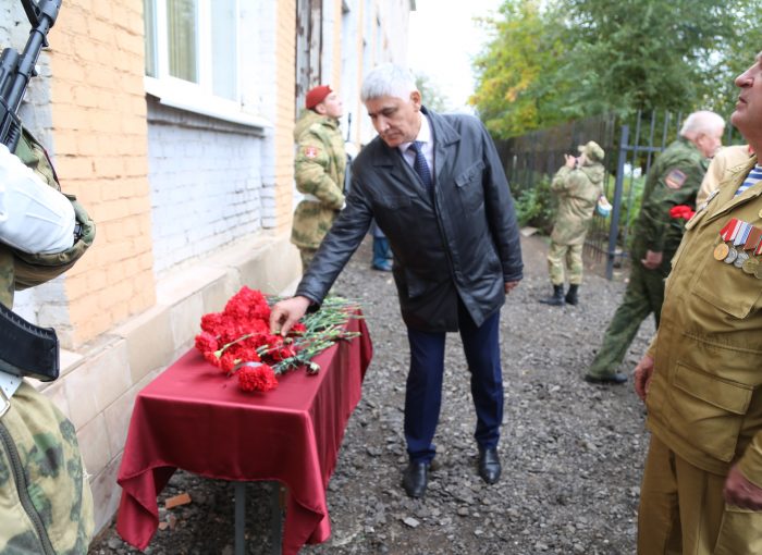 Астраханские патриоты приняли участие в открытии мемориальной доски в честь кавалера ордена Мужества Олега Царя