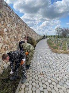 Астраханские поисковики на субботнике на Россошинском военно-мемориальном кладбище советских воинов погибших под Сталинградом