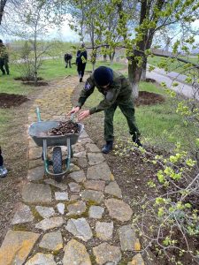 Астраханские поисковики на субботнике на Россошинском военно-мемориальном кладбище советских воинов погибших под Сталинградом