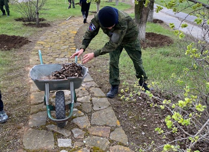 Астраханские поисковики на субботнике на Россошинском военно-мемориальном кладбище советских воинов погибших под Сталинградом