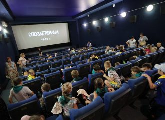 В Астрахани, для школьников в кинотеатре Иллюзион прошел бесплатный показ художественного фильма «Сын полка»