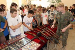 В Астраханском детском оздоровительном центре им. А.С. Пушкина прошли Уроки мужества и патриотические выставки