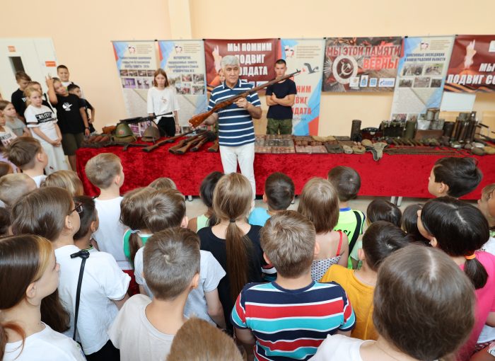 В Астраханском детском оздоровительном центре им. А.С. Пушкина прошли Уроки мужества и патриотические выставки