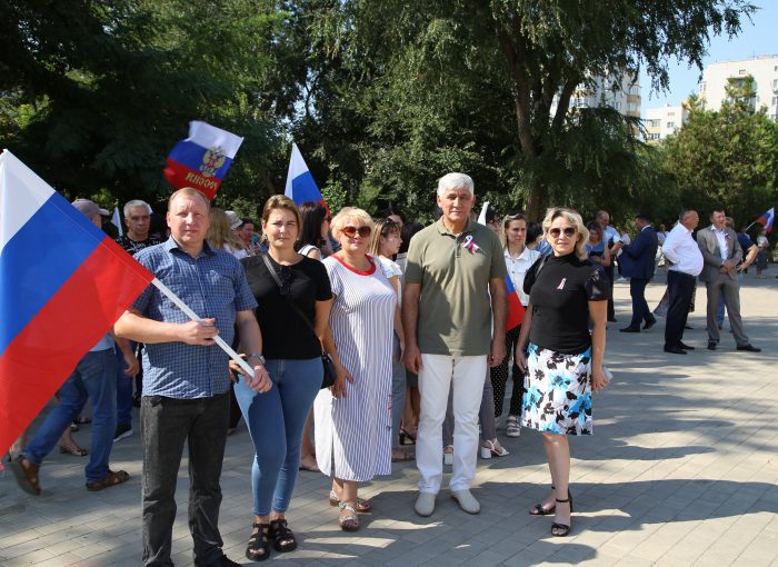 Астраханские патриоты празднуют День Государственного флага России