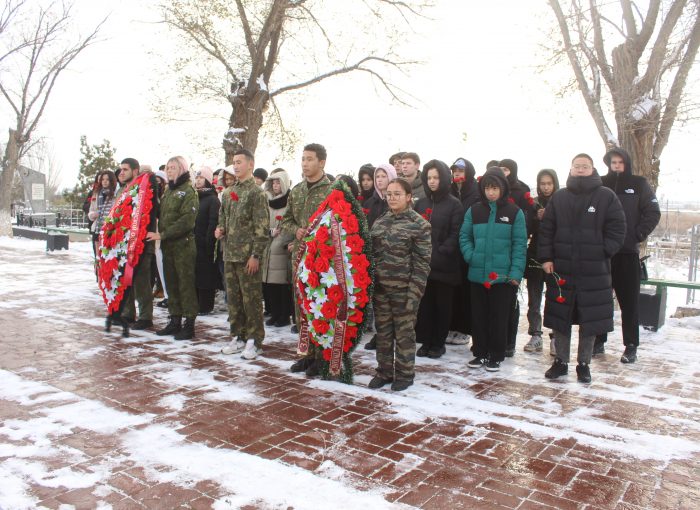 Астраханские патриоты почтили память погибших защитников Отечества - возложили цветы