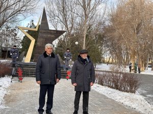 В преддверии Дня Героев Отечества астраханские патриоты провели митинг и возложили цветы к памятнику Героям Советского Союза