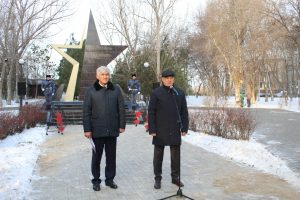 В преддверии Дня Героев Отечества астраханские патриоты провели митинг и возложили цветы к памятнику Героям Советского Союза