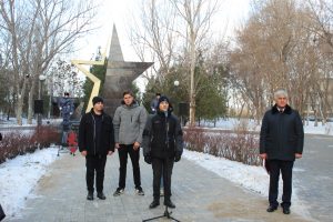 В преддверии Дня Героев Отечества астраханские патриоты провели митинг и возложили цветы к памятнику Героям Советского Союза