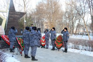 В преддверии Дня Героев Отечества астраханские патриоты провели митинг и возложили цветы к памятнику Героям Советского Союза