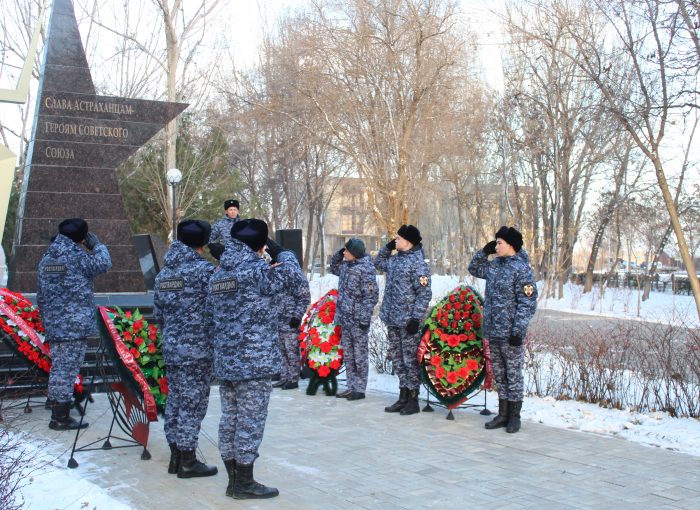 В преддверии Дня Героев Отечества астраханские патриоты провели митинг и возложили цветы к памятнику Героям Советского Союза