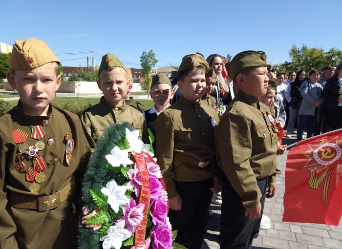 Володарские патриоты на митинге в Парке Победы