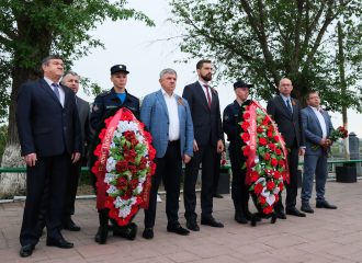 Возложение цветов и венков 8 мая 2024 года