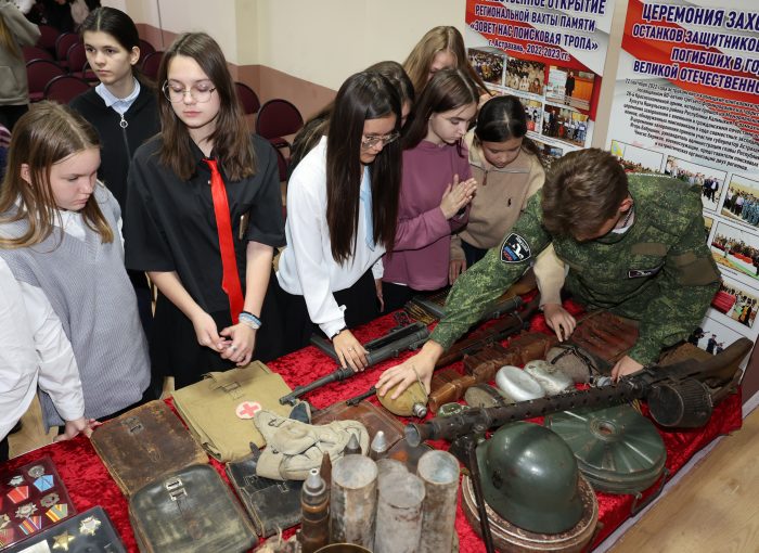 Уроки мужества и патриотические выставки прошли для учащихся педагогического коллектива СОШ № 56 гор. Астрахани