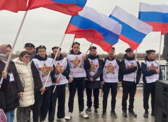 В городе Астрахани подняли Государственный флаг Российской Федерации площадью более двухсот квадратных метров на 65-метровом флагштоке