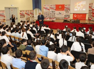 Уроки мужества и партиотические выставки прошли для учащихся и педагогов школы им. Махтумкули Фрагия