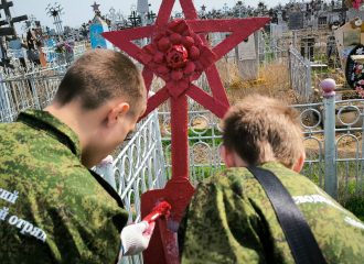 Астраханские патриоты на уборе Братской могилы и памятников участников ВОВ