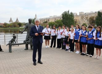 Астраханские патриоты приняли участие в акции у памятника «Семья», посвященной Дню солидарности в борьбе с терроризмом