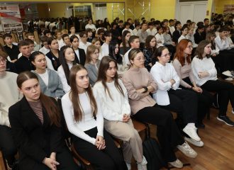 В Гимназии № 2 г. Астрахани прошли уроки мужества и патриотические выставки