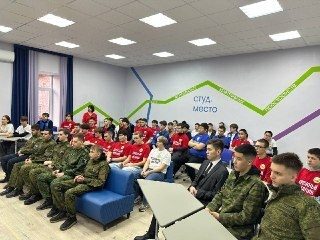«В жизни всегда есть место подвигу»: в Астраханском автомобильно-дорожном колледже состоялся пронзительный Урок мужества