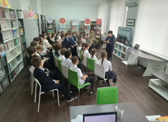 Нить памяти, связующая поколения: в Астрахани прошла трогательная встреча поисковиков со школьниками