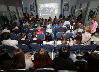 Подвиг женщины сквозь поколения: в Астрахани чтят память и славу