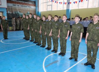 «Они не вернулись… Но мы помним»: в Астрахани прошел пронзительный смотр строя и песни