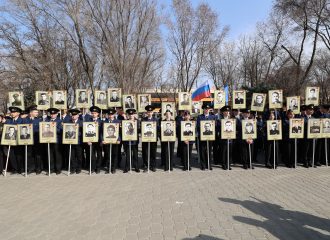 Единство памяти: в Астрахани у Вечного огня собрались более 750 патриотов