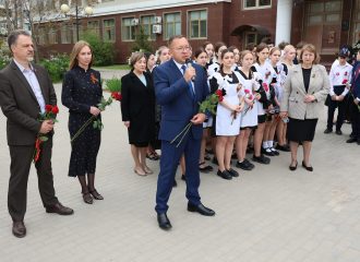 «Память, память, ты должна…» В астраханской СОШ №55 открыли гранитный обелиск 42 выпускникам, не вернувшимся с войны