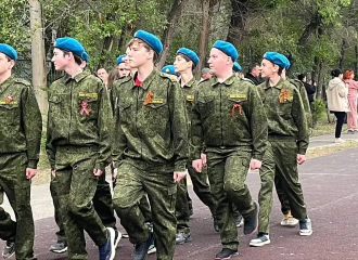 «Во имя Отчизны — Победа!»: в Астрахани школьники, ветераны и поисковики прошли в едином строю