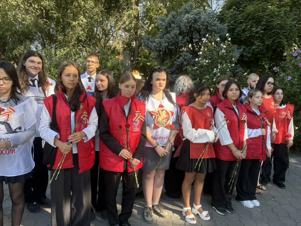 Астрахань скорбит: у Лебединого озера почтили память жертв бесланской трагедии