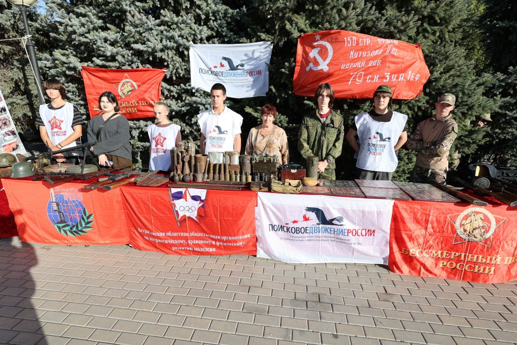 Набережная Волги ожила историей: астраханцам представили фотовыставки о героях и военные артефакты