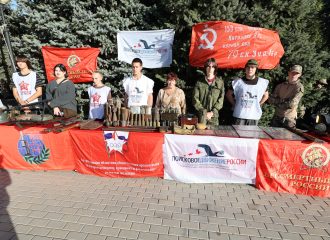 Набережная Волги ожила историей: астраханцам представили фотовыставки о героях и военные артефакты