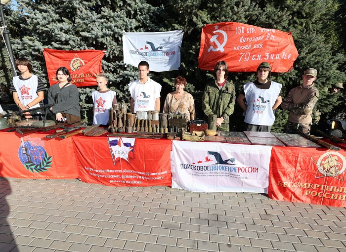 Набережная Волги ожила историей: астраханцам представили фотовыставки о героях и военные артефакты