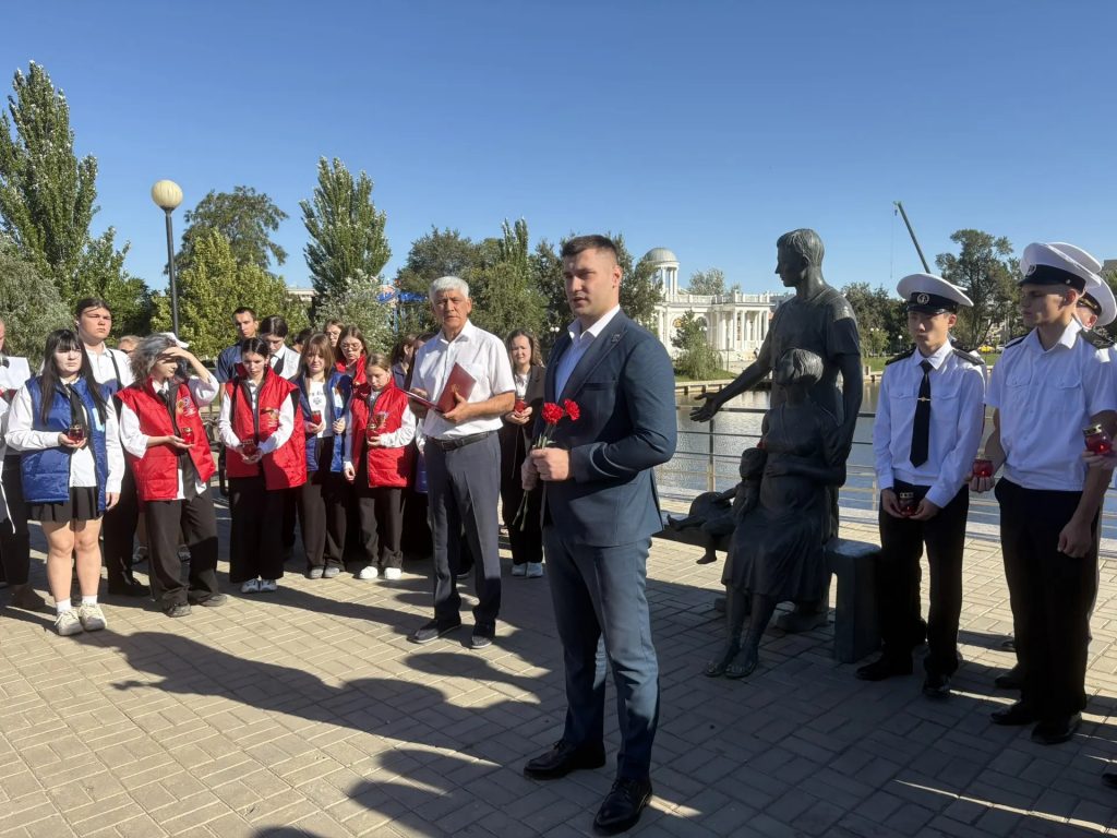 Астрахань скорбит: у Лебединого озера почтили память жертв бесланской трагедии