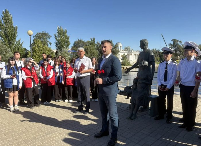 Астрахань скорбит: у Лебединого озера почтили память жертв бесланской трагедии
